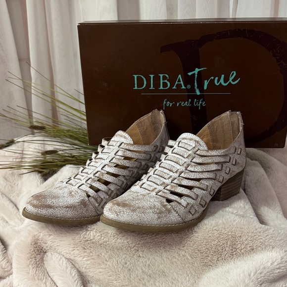 Dina True Women's Very Berry Off White Distressed Ankle Boots - Picture 1 of 6